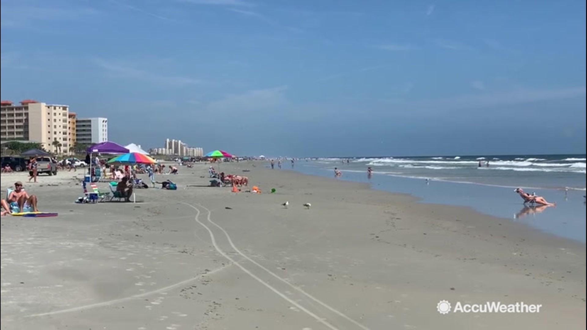 Folks Put A Hold On The Storm Preps To Take In Some Sun Sand And A Calming Ocean 13wmaz Com