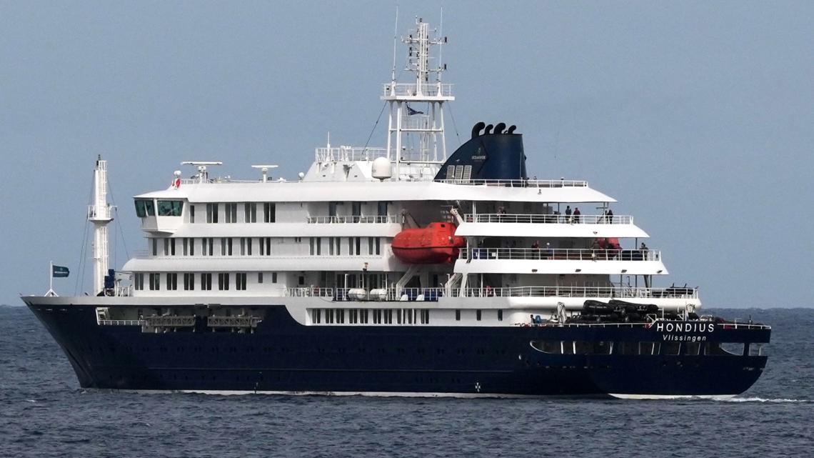 Passengers disembark from cruise ship at center of hantavirus outbreak in Spain
