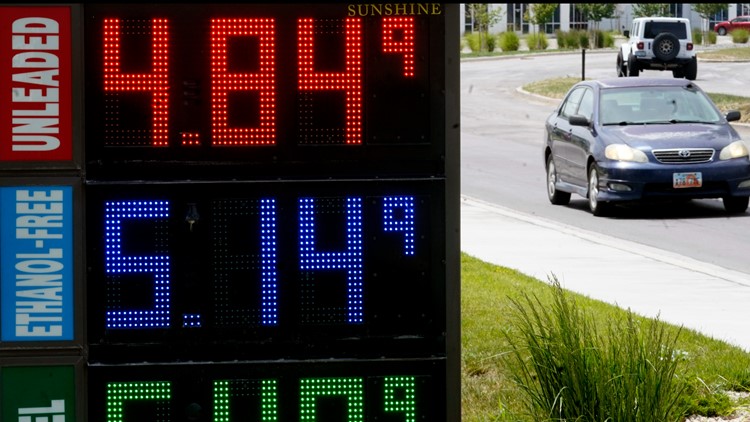 Average US gasoline price  falls 19 cents to $4.86 per gallon