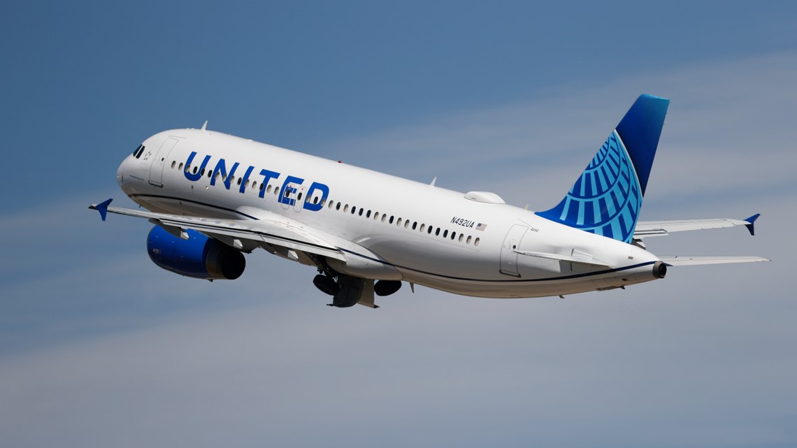 Man on United flight accused of trying to open plane door 13wmaz