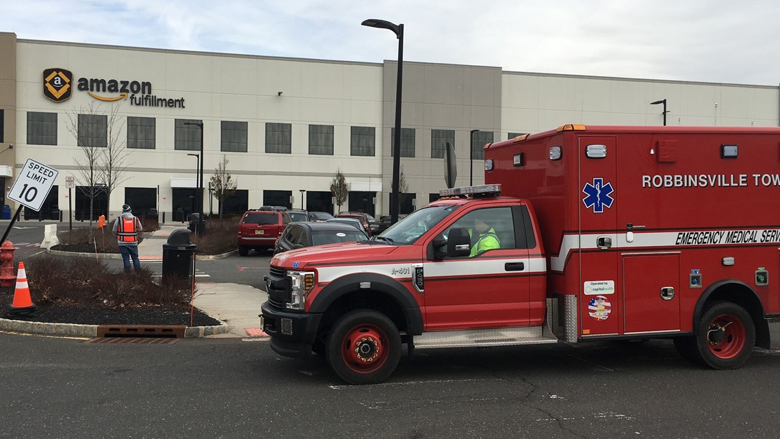Workers hospitalized after bear repellent falls off shelf ...