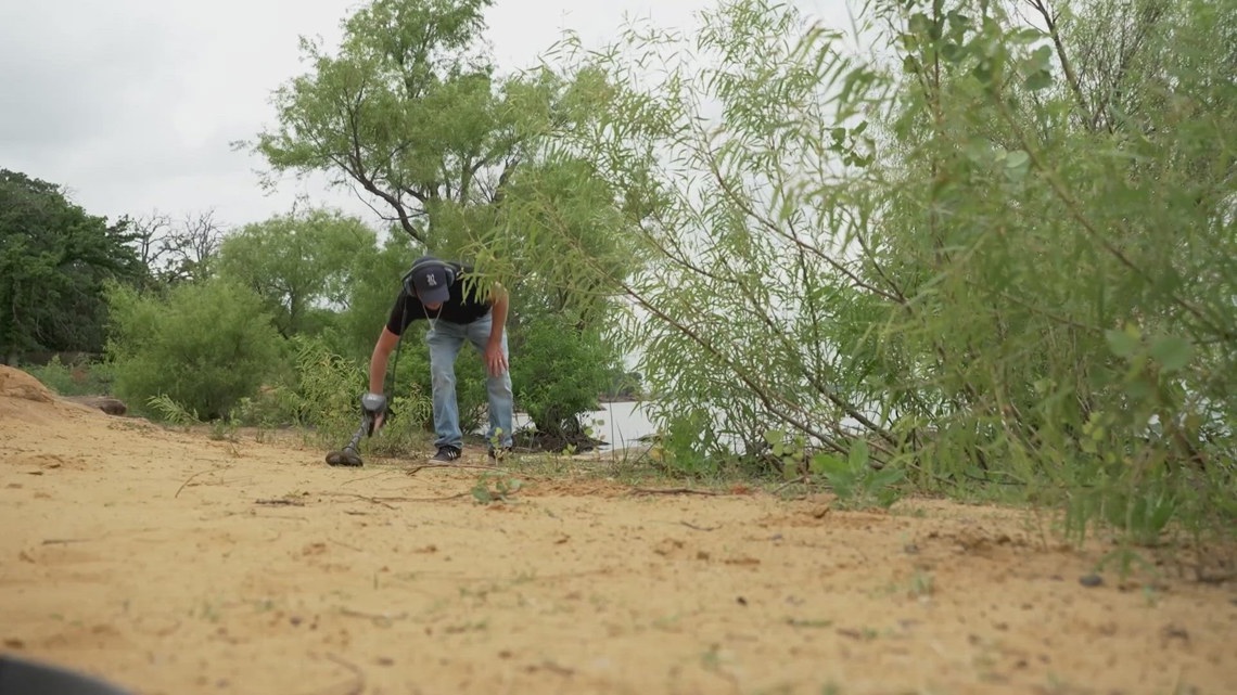 Texas metal detector hobbyist unknowingly pulls live pipe bomb from lake