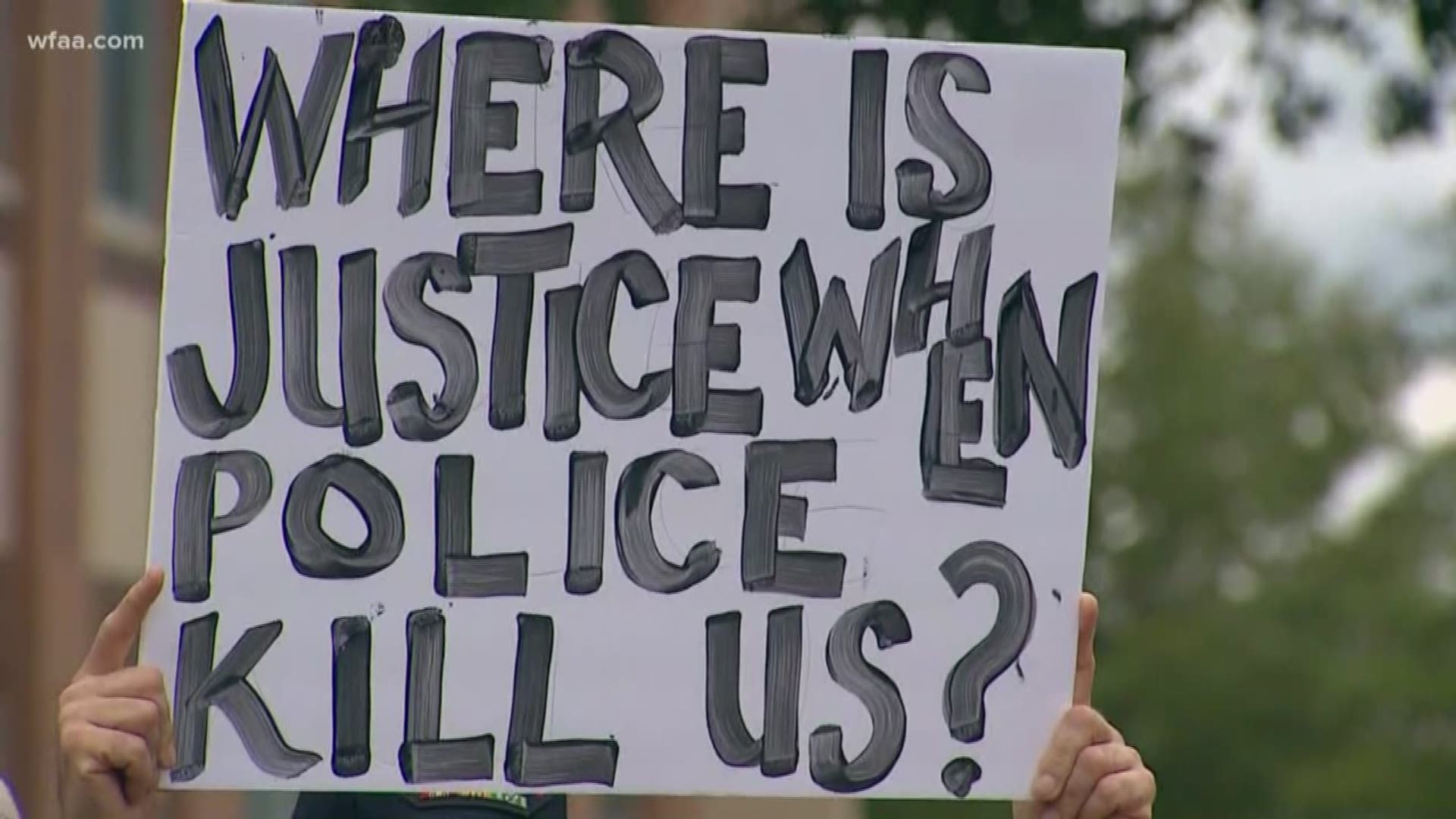 Crowd gathers outside Dallas police headquarters to honor Botham Jean