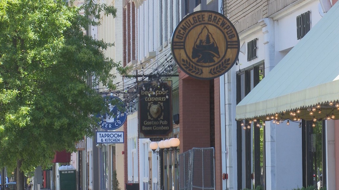 Restaurant workers are required to wear face masks