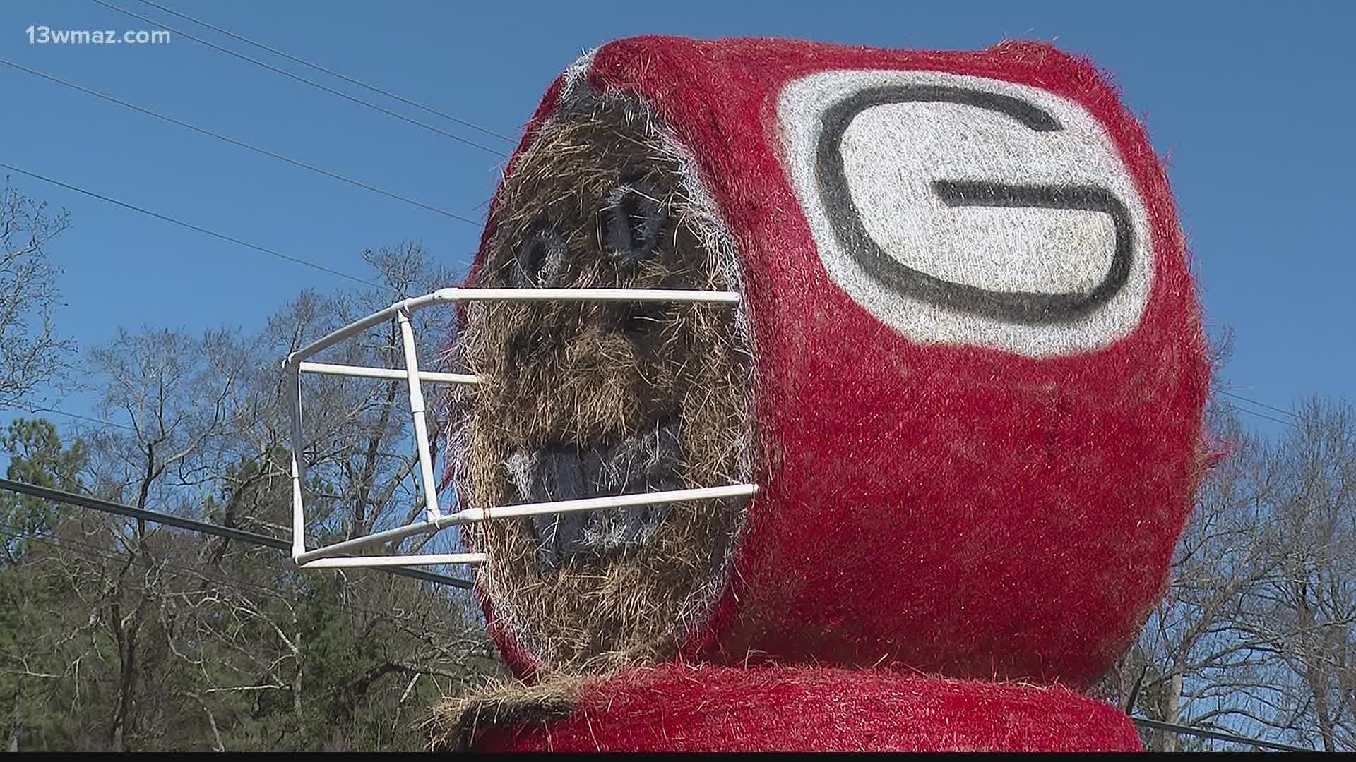 You can see the towering red-and-black display for yourself off Highway 44 and New Phoenix Road.