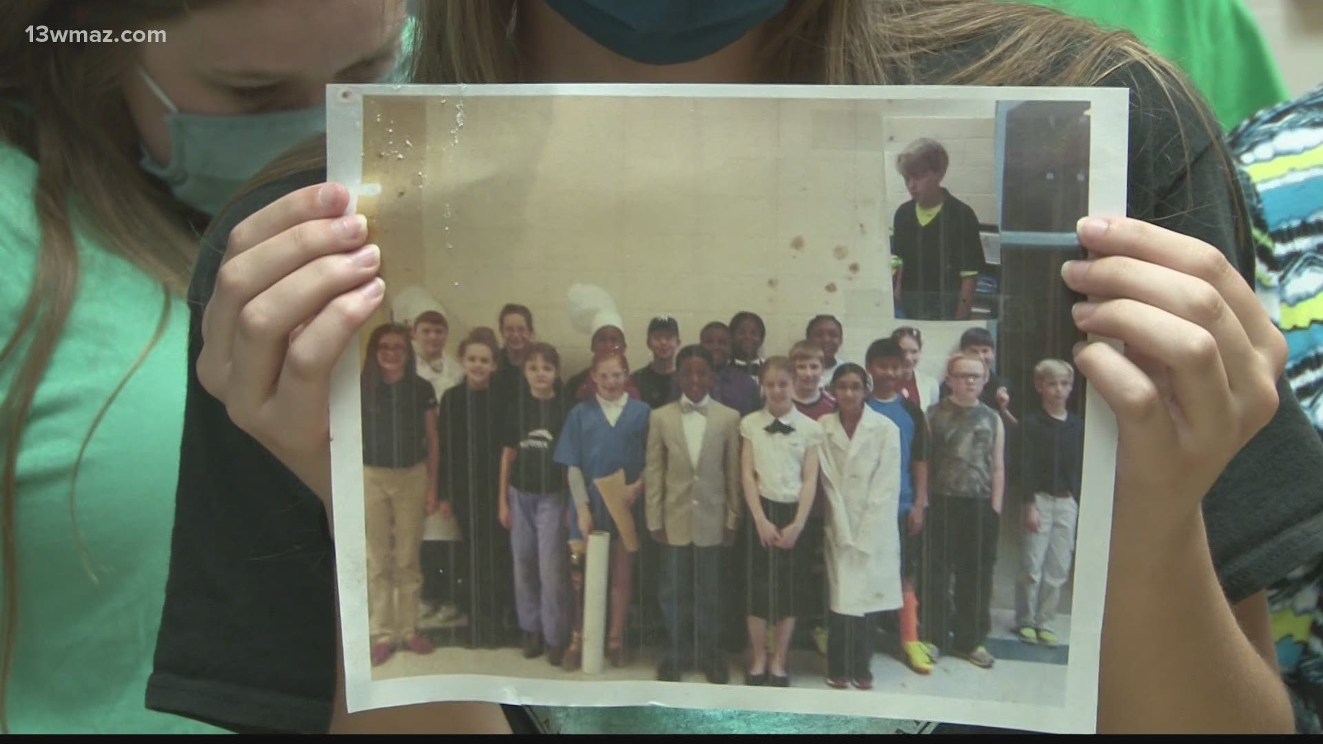 At Lakeview Primary school, a group of former 5th-graders, now graduating seniors, gathered to unearth a time capsule buried on the school's campus in 2014.