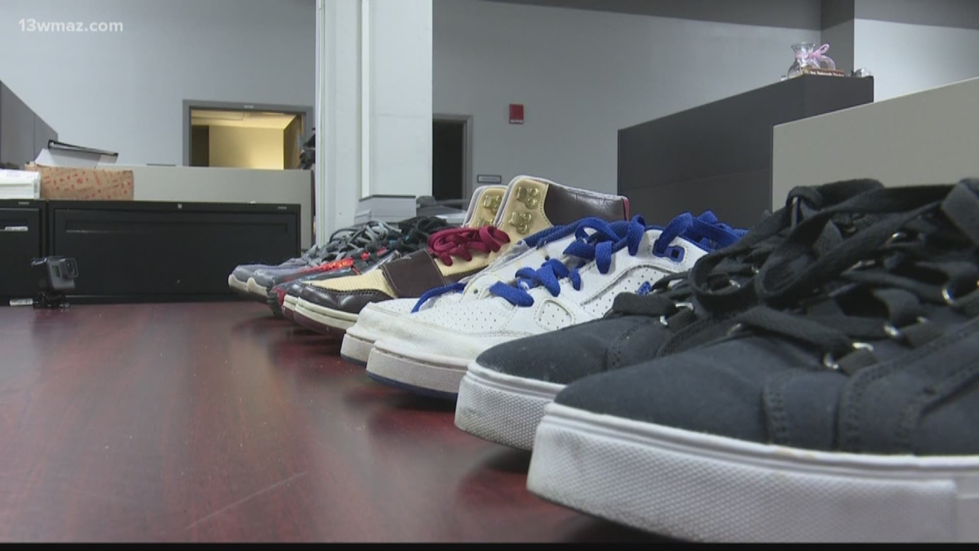 Gang sting reveals drugs smuggled in shoes