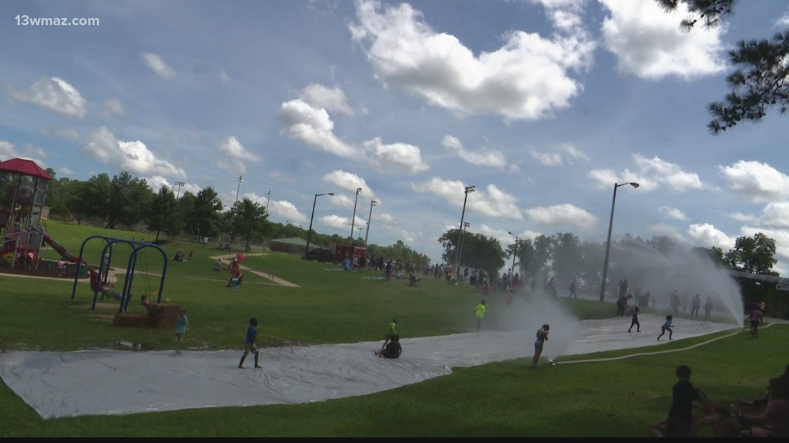 Splish Splash! Hundreds show up for Perry's water battle - Vimarsana News