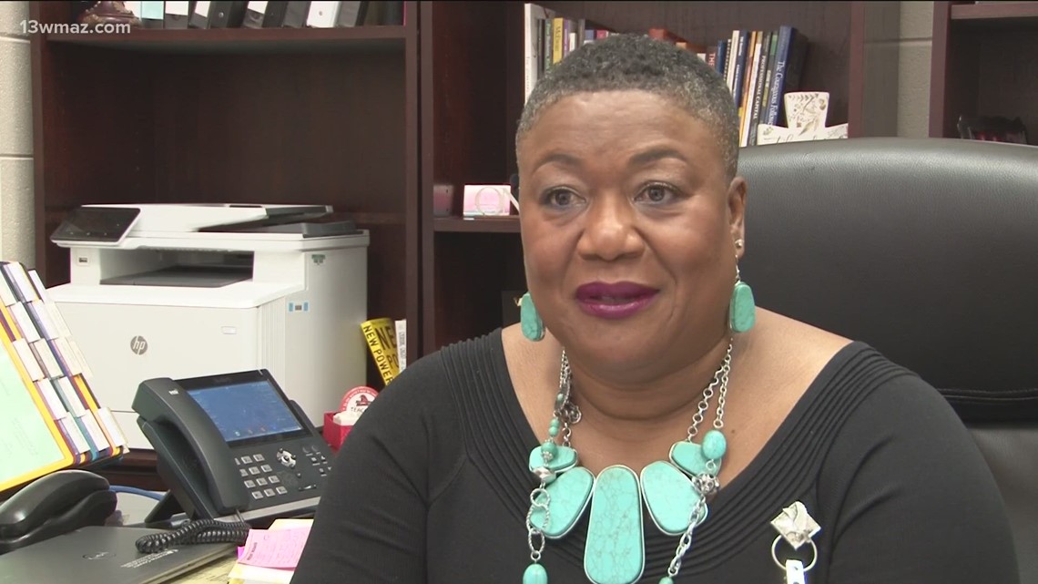 Retiring Huntington Middle School principal retires | 13wmaz.com