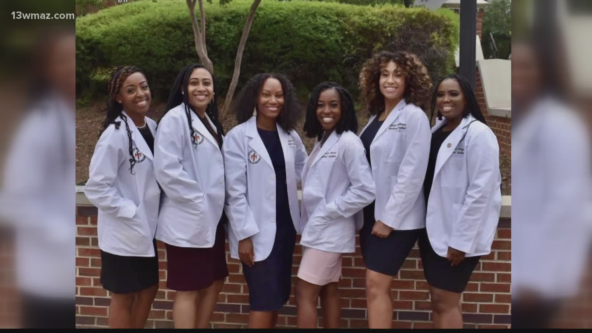 Dozens of Mercer University School of Medicine students are setting time aside from their studies to volunteer and administer the vaccine around Central Georgia.