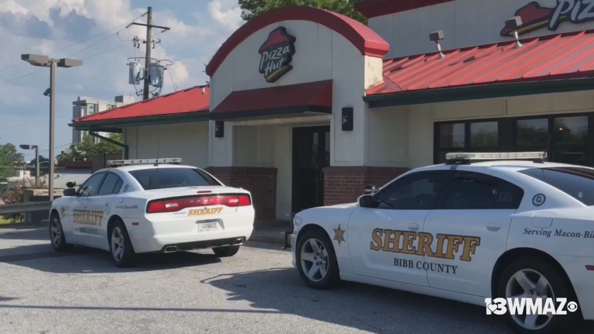 Macon Pizza Hut robbed at gunpoint