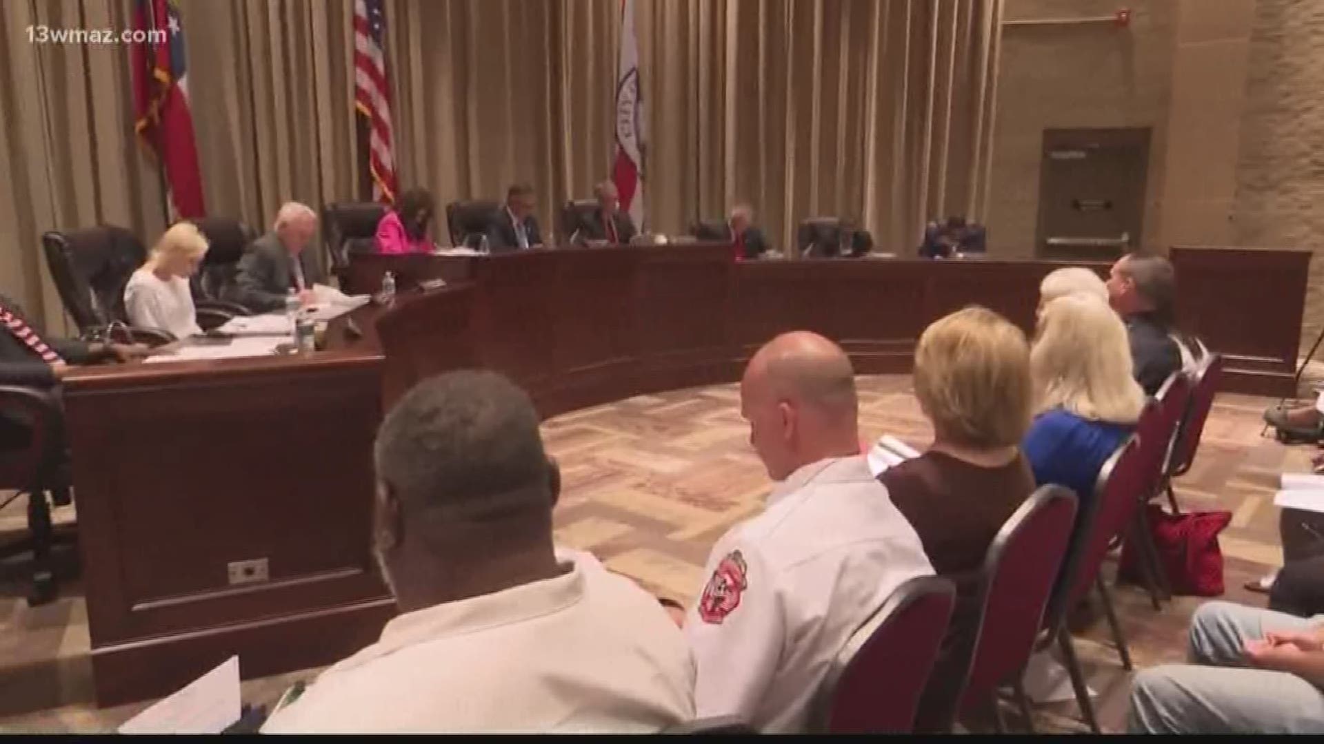 A long debate over city council salaries finally came to a vote tonight in Warner Robins. After more than a month of debate over whether city council members should all get a roughly $5,000 salary bump, elected officials were deadlocked.