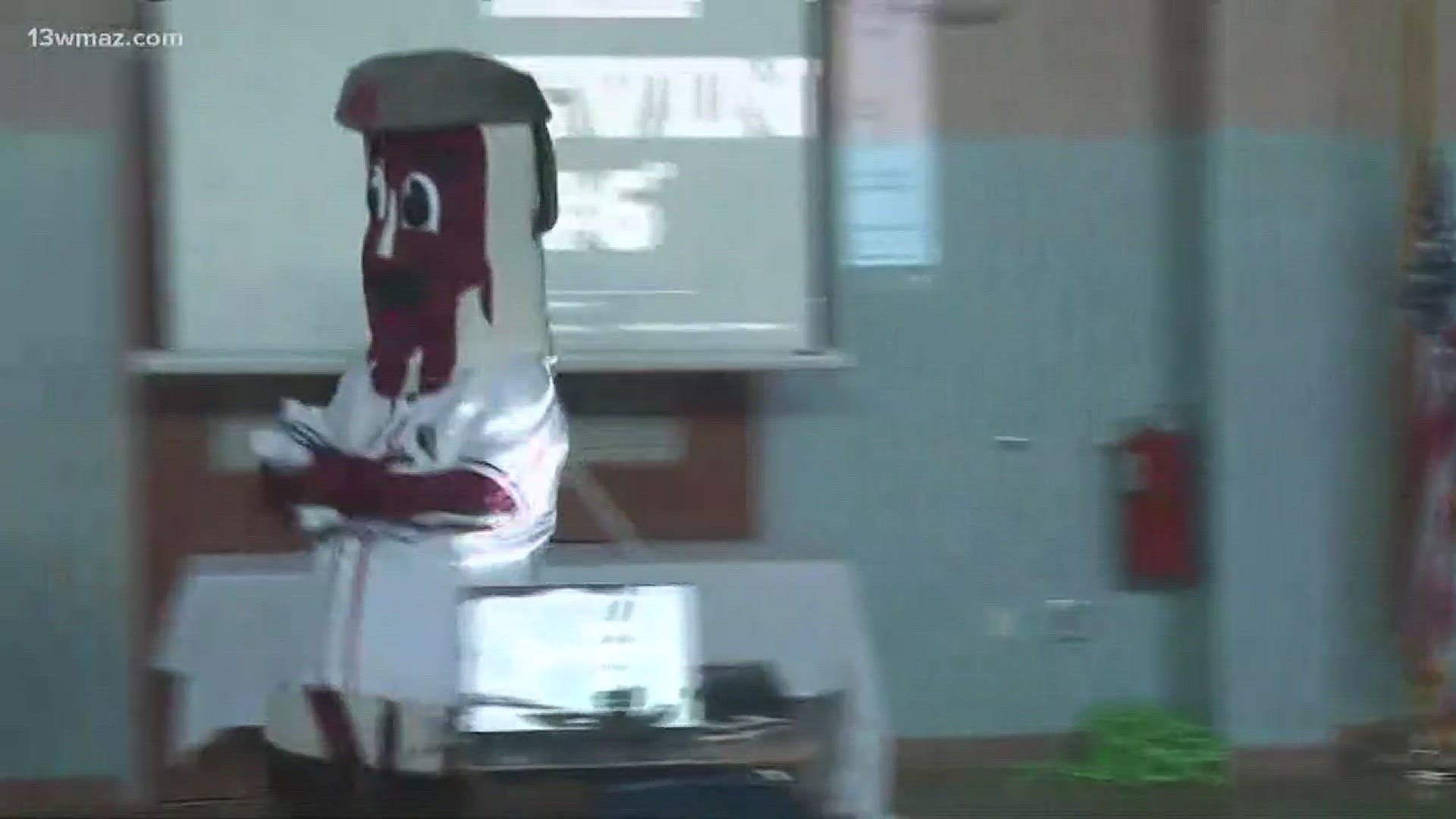 Macon Bacon unveils mascot