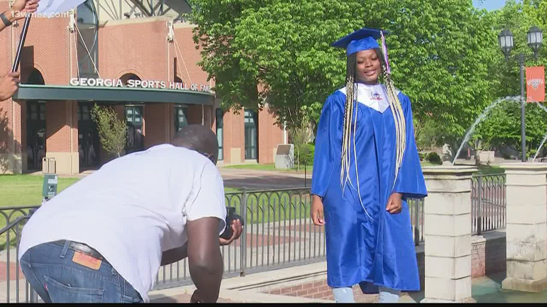 For high school seniors who aren't getting the memories of prom or graduation this year, 2 Macon photographers are giving back with a click of the camera.