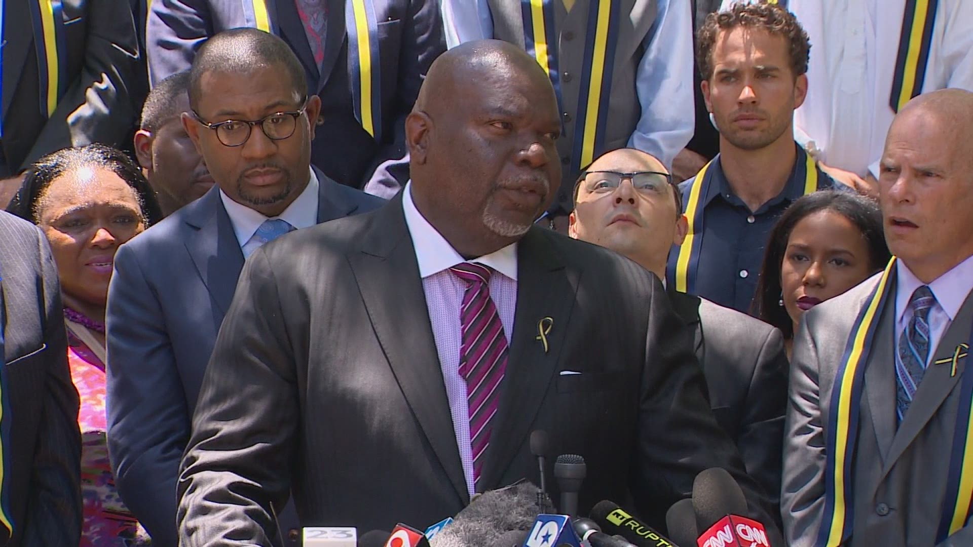 Dallas preacher TD Jakes speaks about Thursday's police shootings