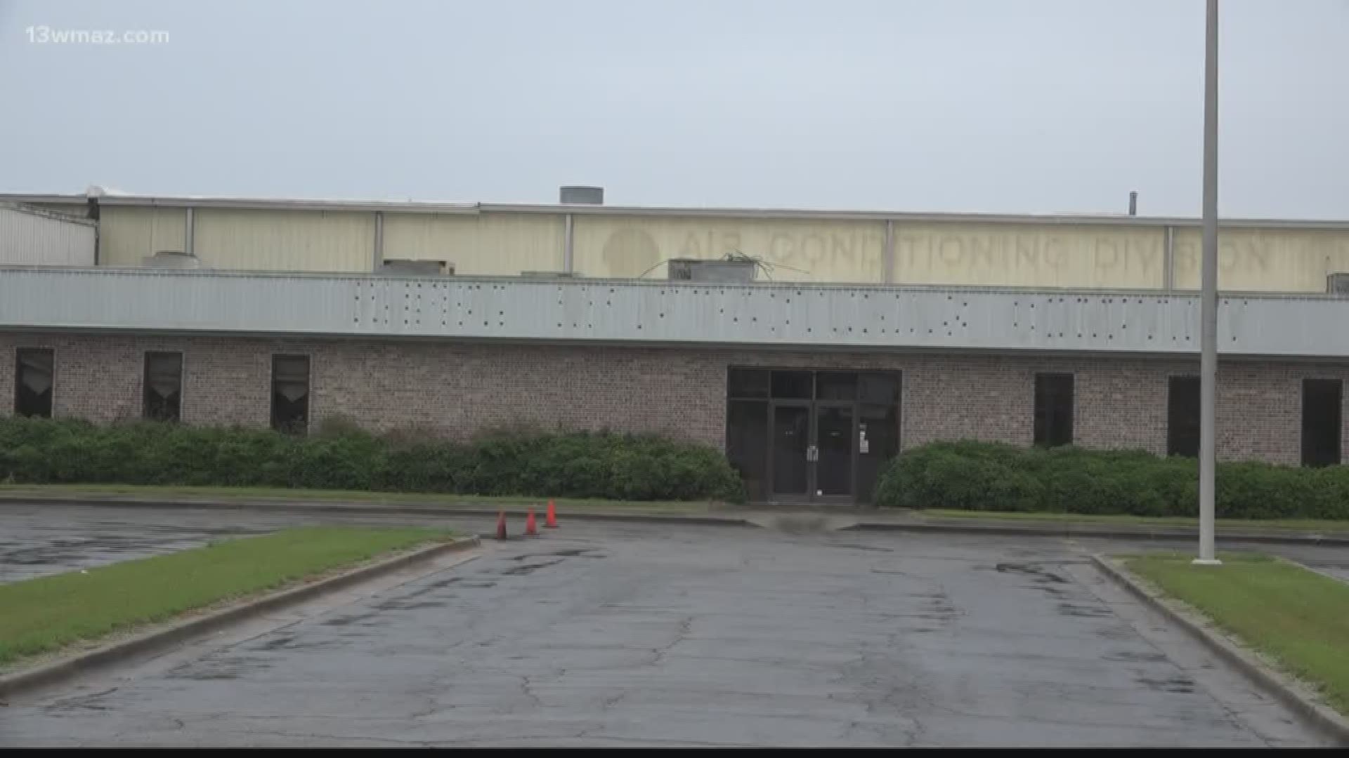 A Georgia trucking company plans to move its headquarters from Smyrna to Milledgeville and create hundreds of new jobs.