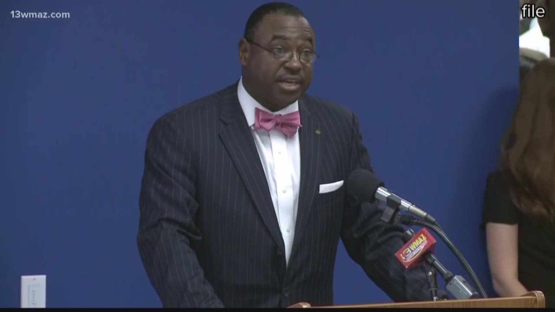 It's been 10 days since a grand jury indicted Warner Robins development director Gary Lee, but according to the city's mayor, Lee has not faced any workplace discipline since the indictment came down.