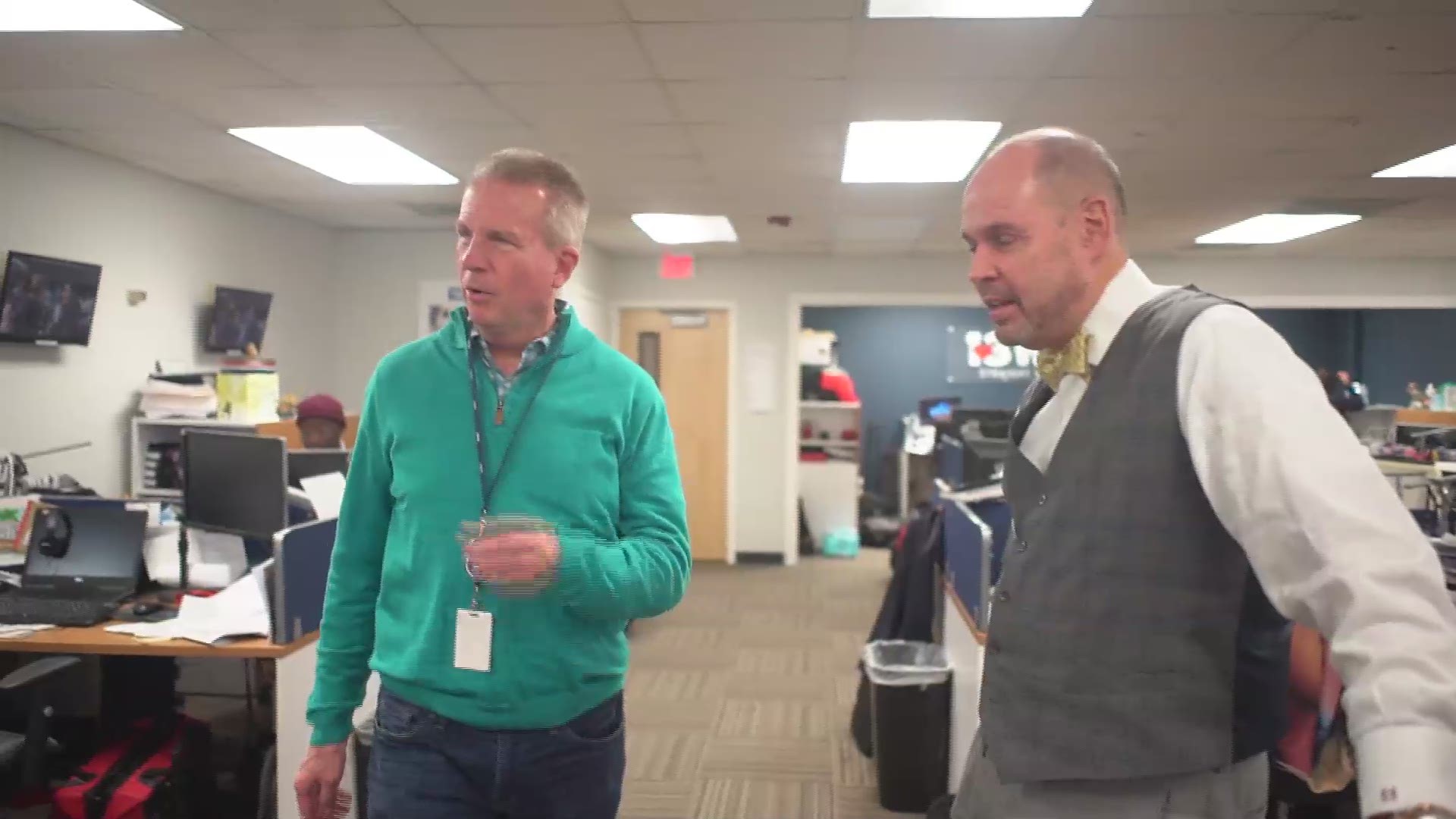 TNT’s Ernie Johnson tours his old stomping grounds at 13WMAZ in Central Georgia