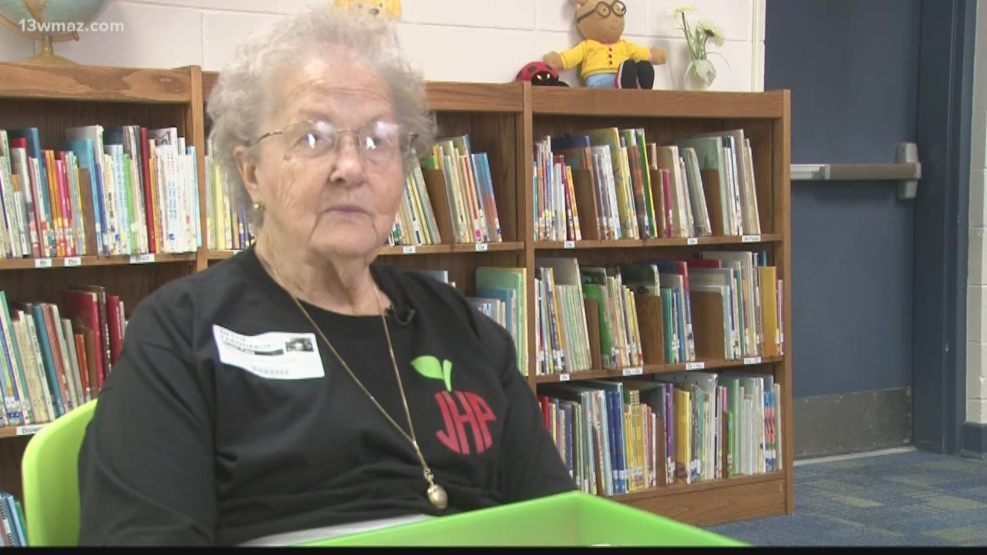84-year-old woman teaches kids how to read