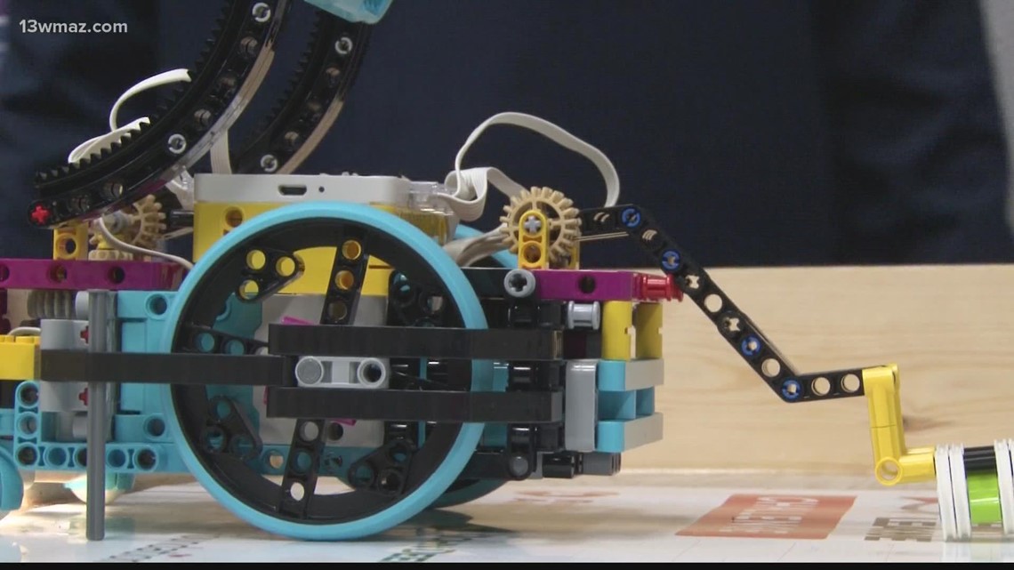 School of the Week: Stratford Academy rolls out new robotics curriculum for middle schoolers