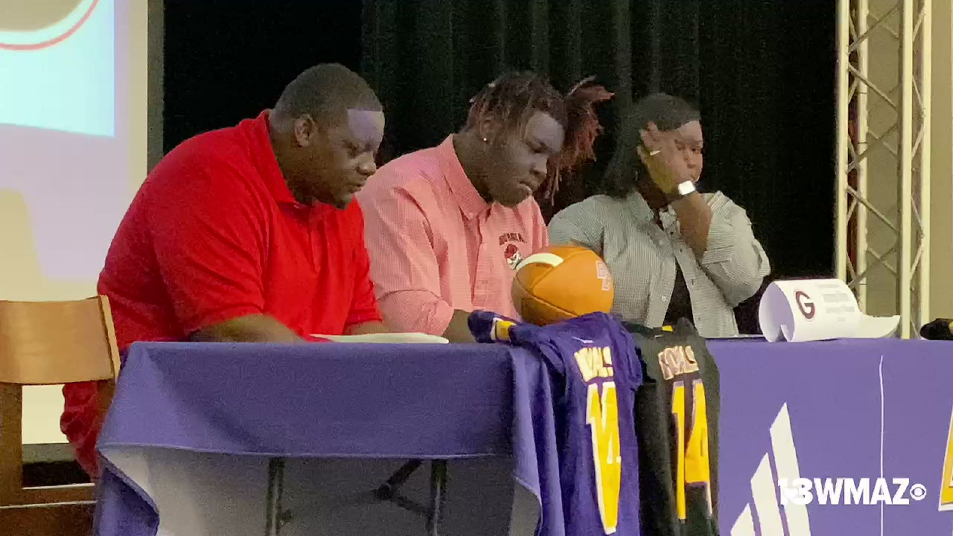 Congratulations to Bleckley County's signees!
Dominic Sasser signs with Carleton College
Amarius Mims signs with UGA