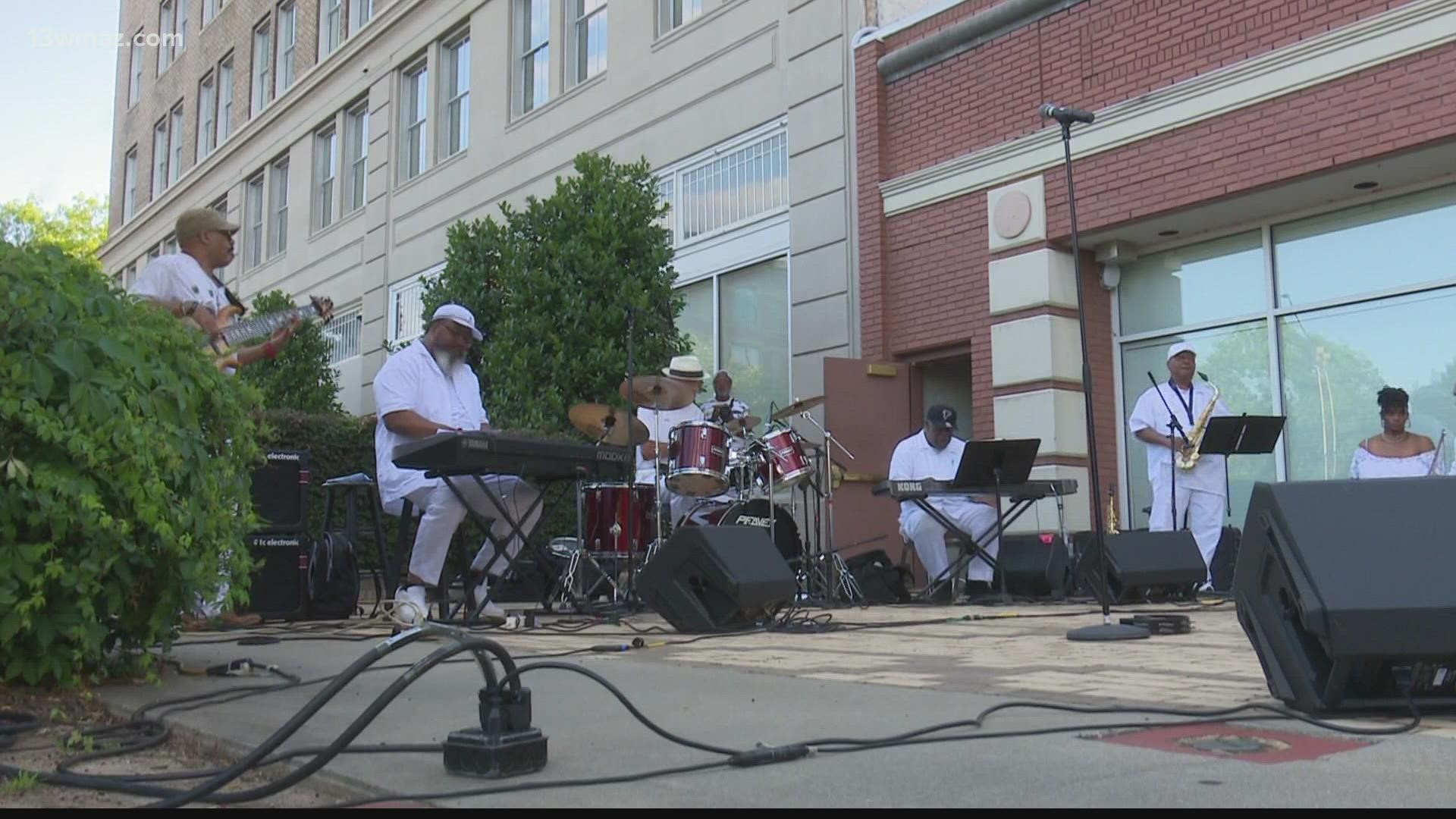 Ken Ford, also known as the "King of Strings," will bring the cool sounds of jazz to the popular outdoor series.