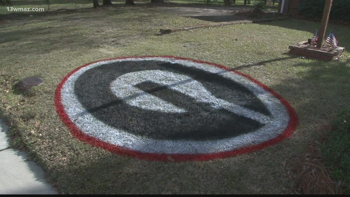 Central Georgia Bulldogs fan goes all-out with UGA decorations on house, lawn