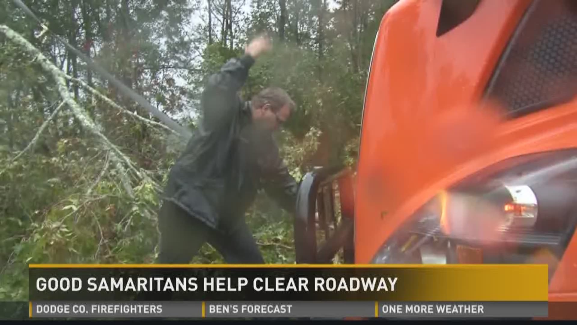 Good Samaritans help clear roadway