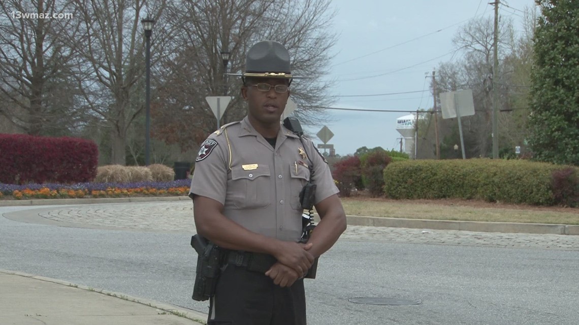 How to navigate roundabouts in what are the laws?