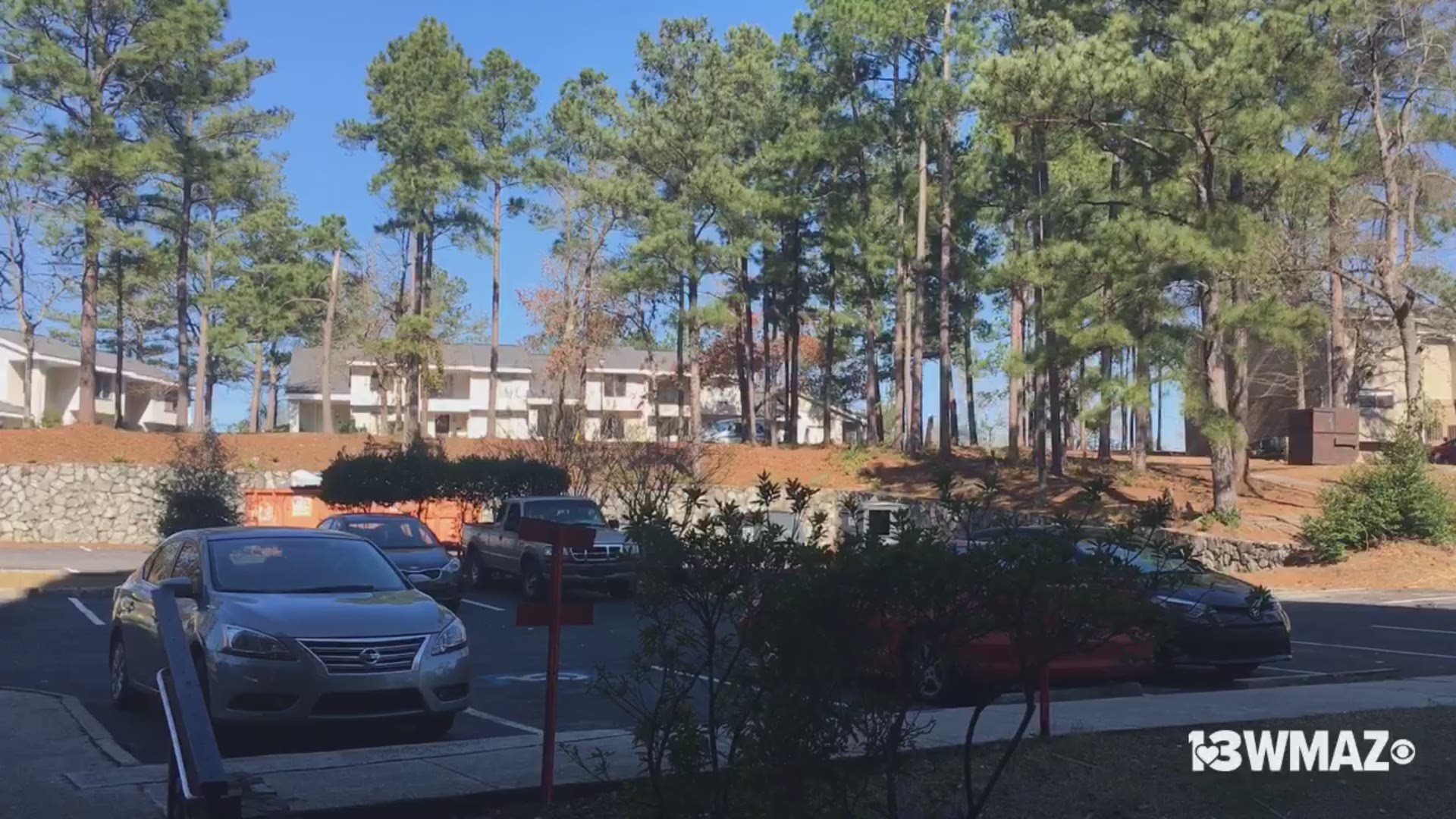 Power out at Crystal Lakes Apartments, people moving out