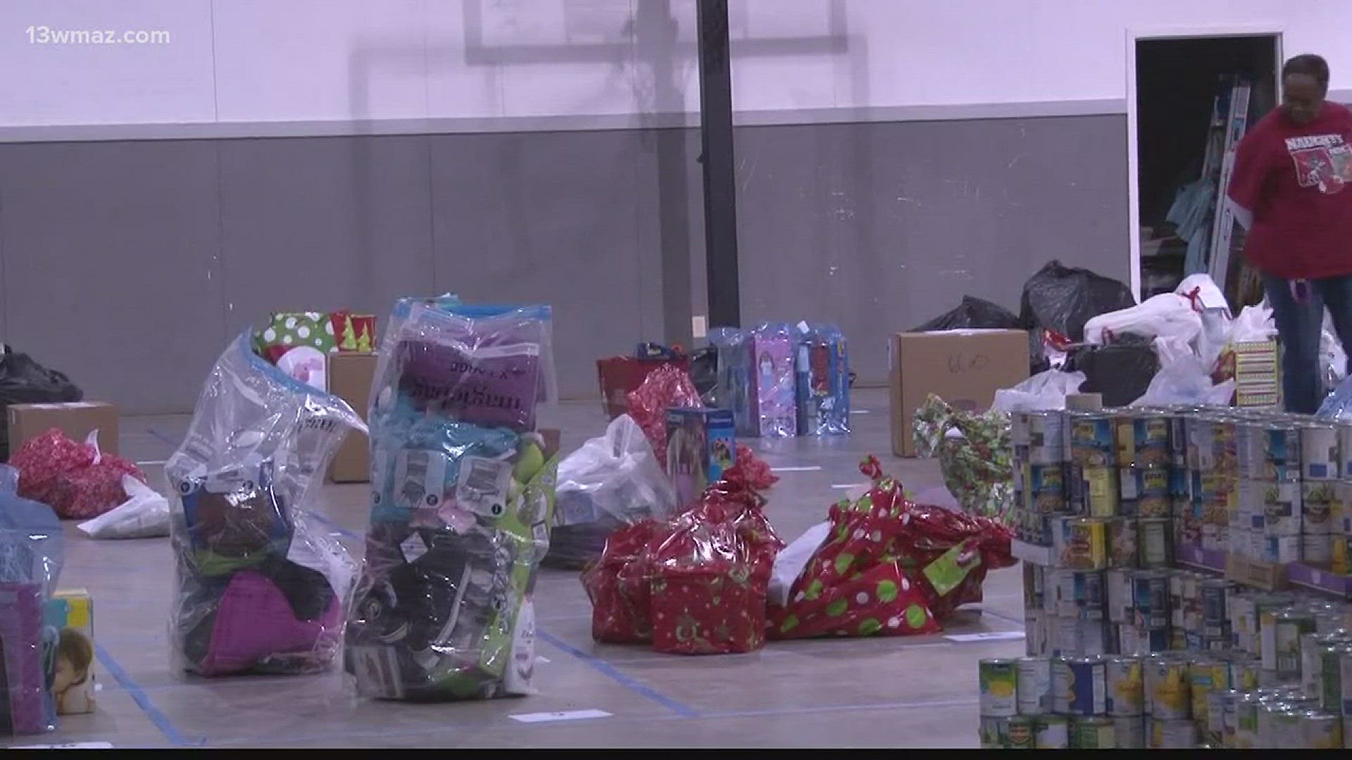 Volunteers donate holiday food and toys