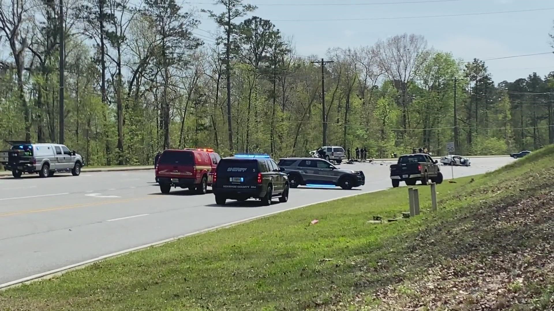 Traffic Alert: Two dead following Warner Robins wreck, Moody Road shut down