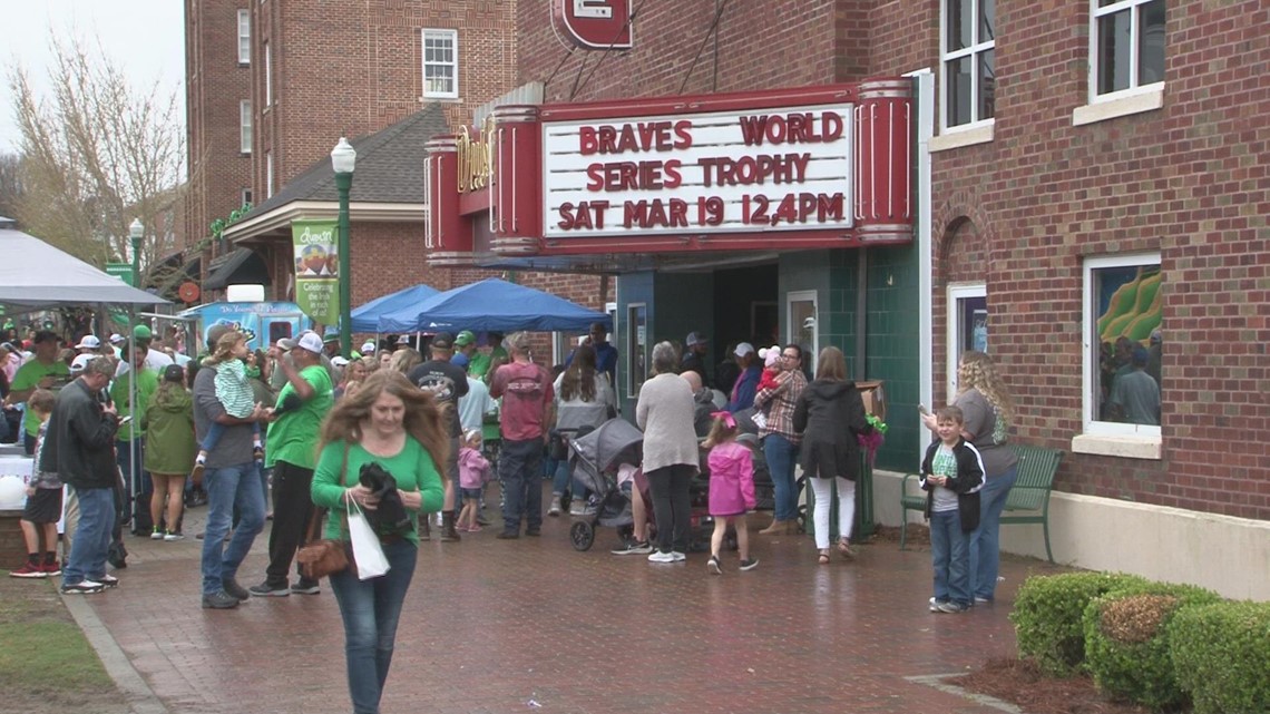 Braves World Series Trophy makes stop in downtown Macon