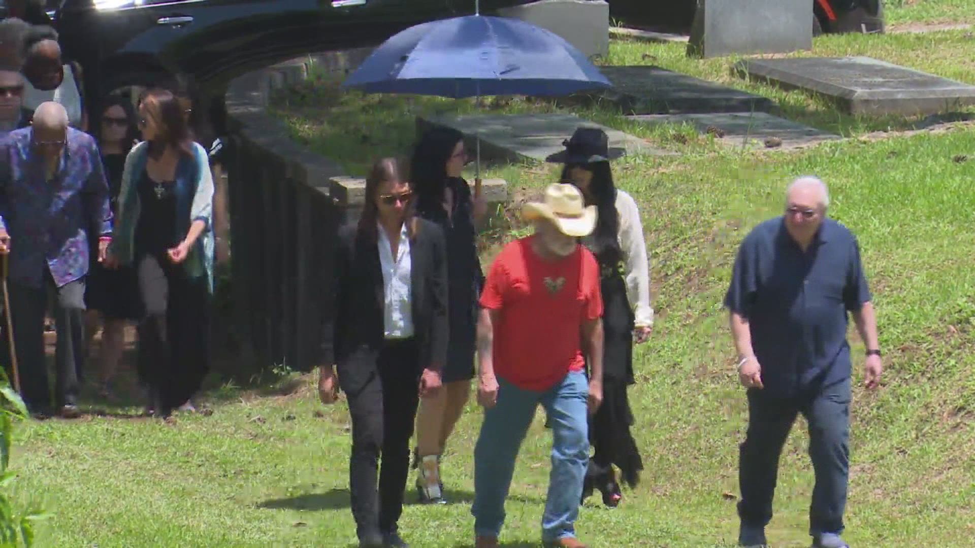 Cher walks into Rose Hill Cemetery