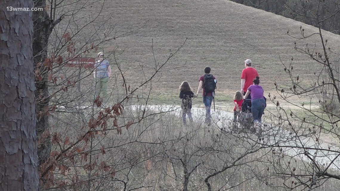 Warm winter weather draws crowds to Ocmulgee Mounds for historical exploration