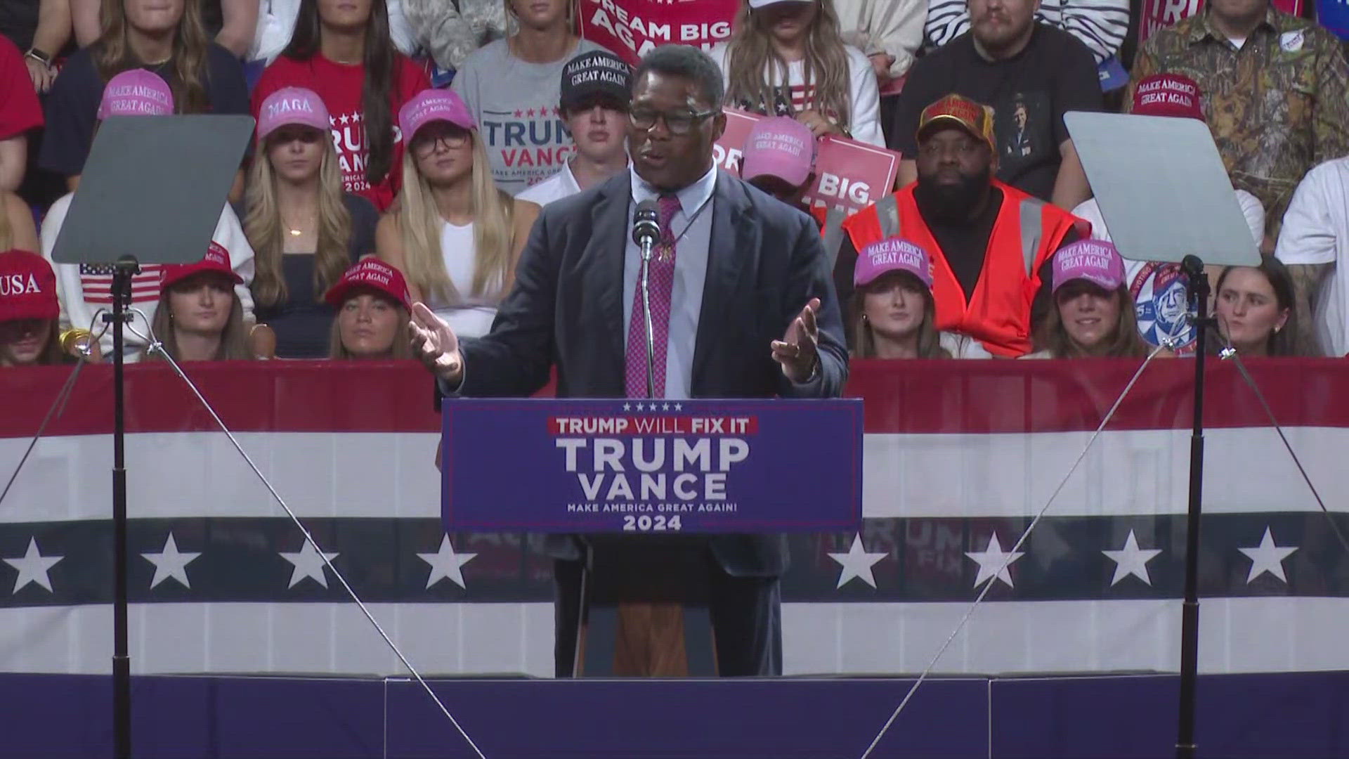 The former Heisman winner and Georgia Republican Sen. candidate made an appearance in Macon with a handful of barks and "go dawgs" as he took the stage.