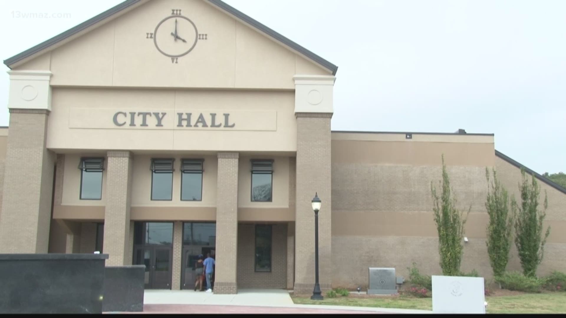 An email battle broke out this week between Warner Robins Mayor Randy Toms and Councilman Daron Lee.