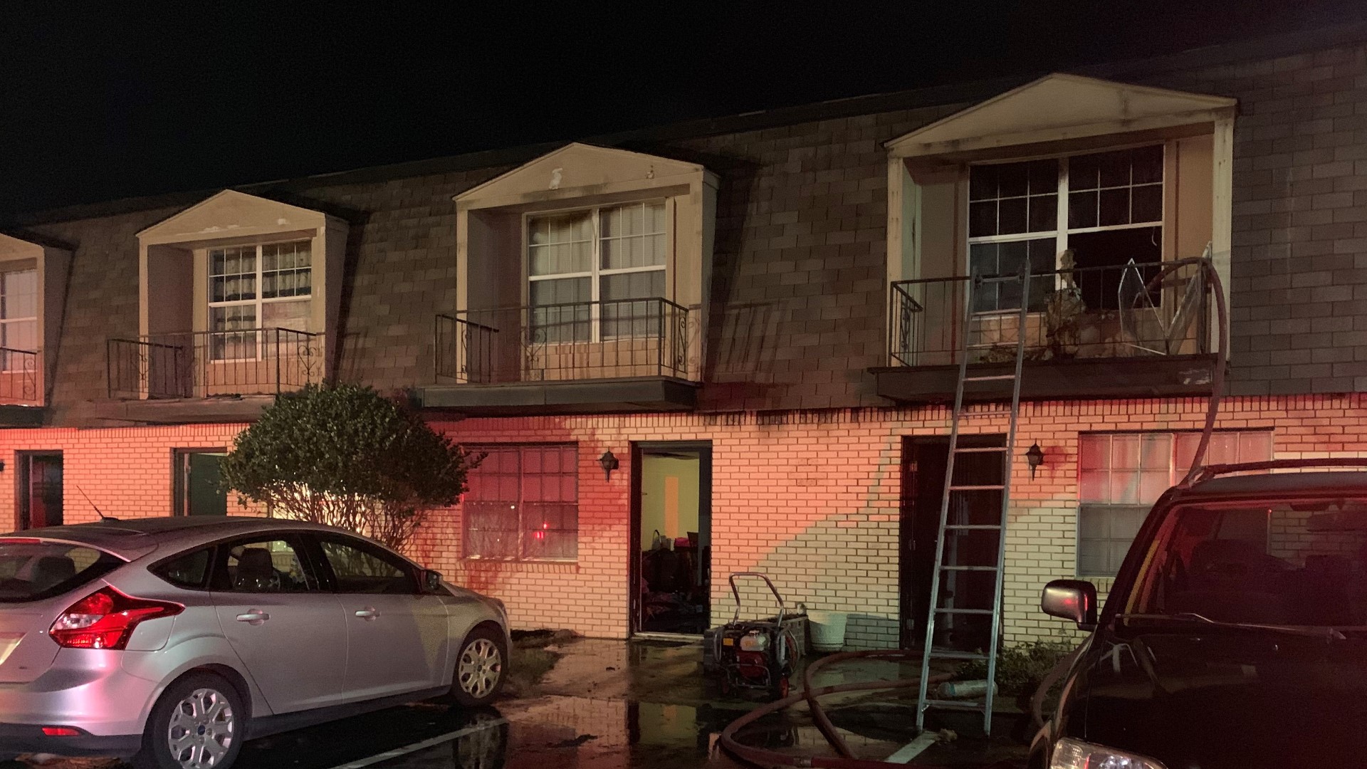 Warner Robins apartment complex catches fire