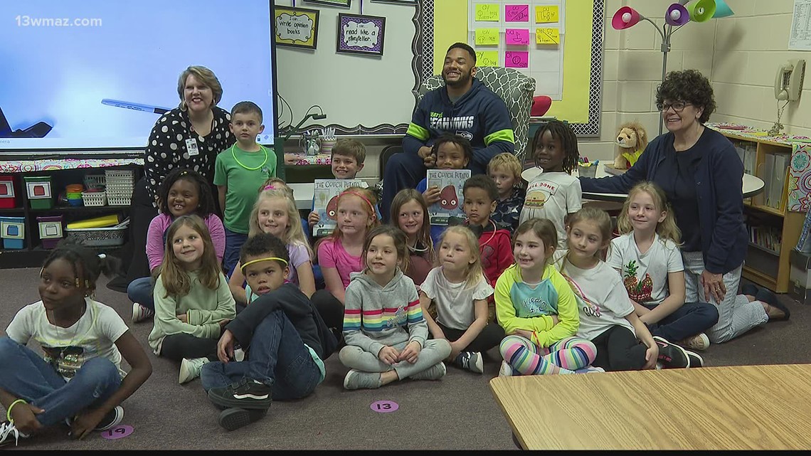 NFL player Tyler Mabry visits Warner Robins first-graders