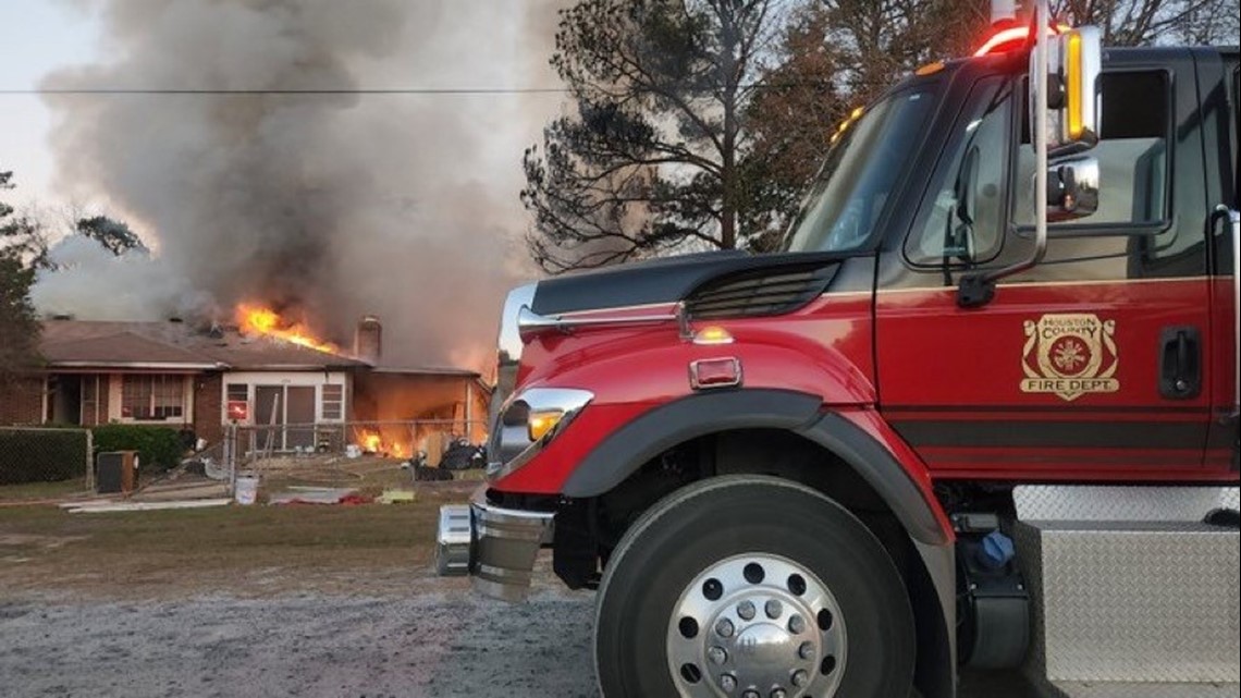 House fire in Kathleen, dog escapes and is comforted by paramedics - Vimarsana News