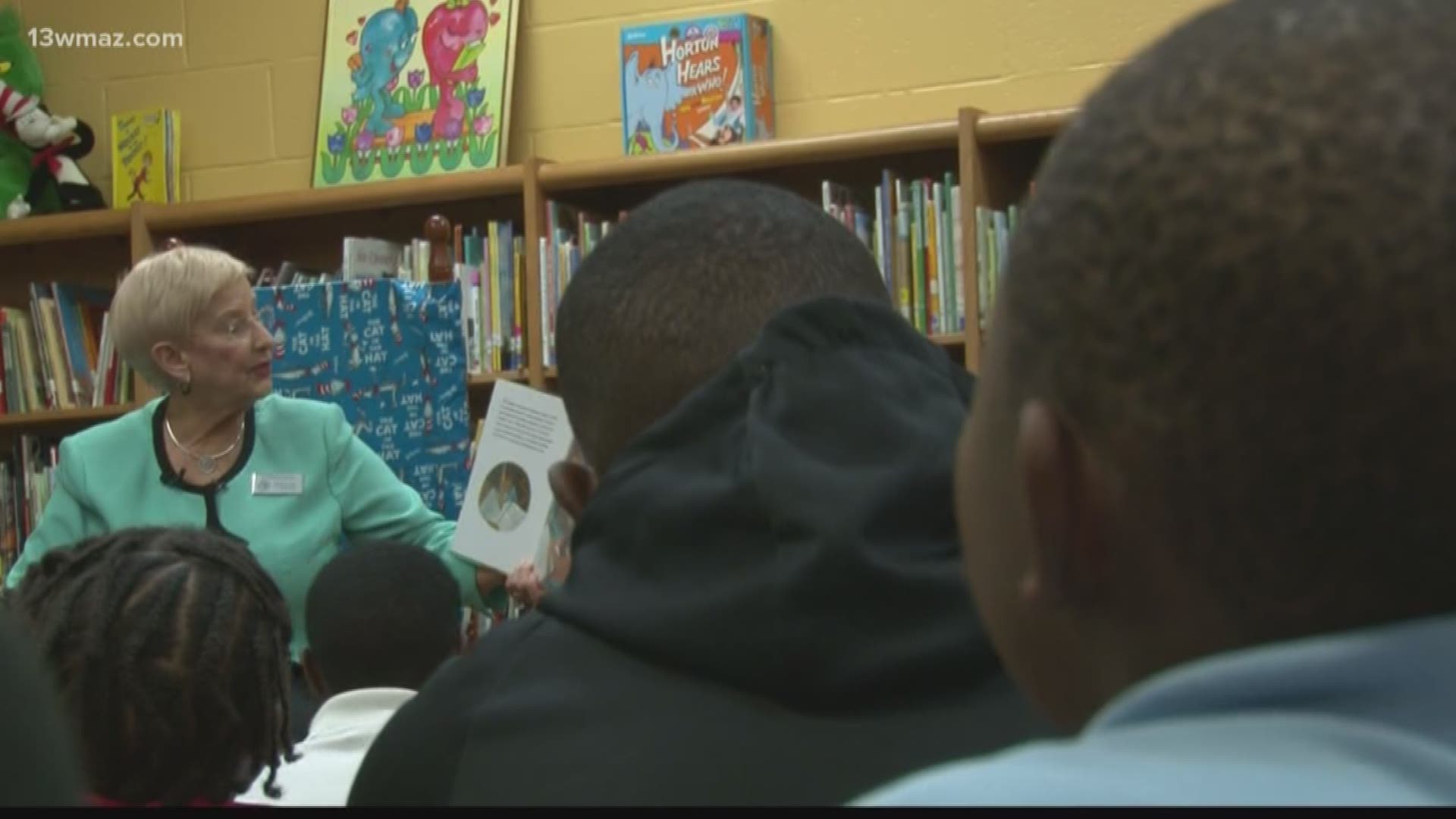 Sandra Deal reads to kids at Bibb schools