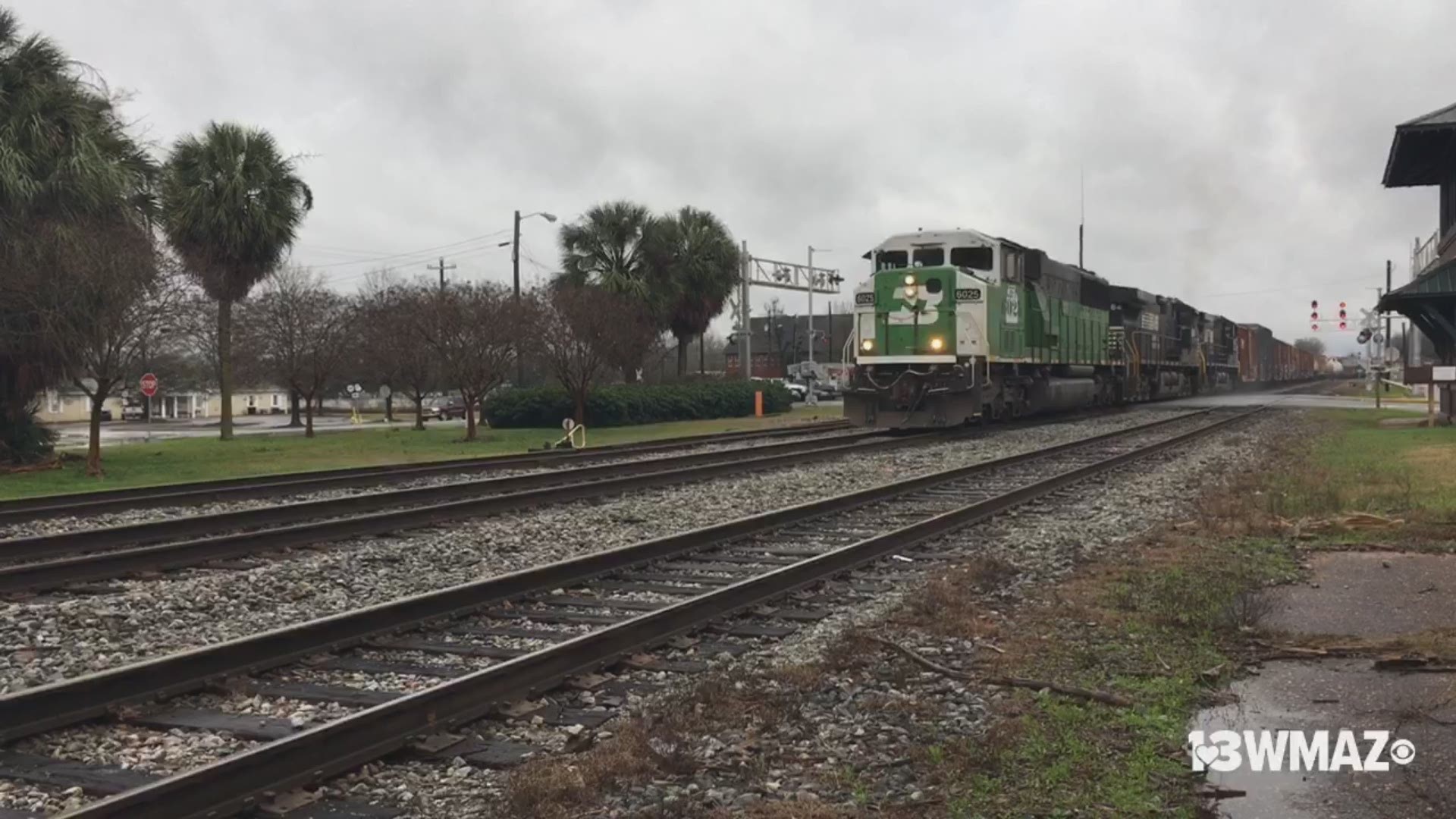 Video of a Norfolk Southern train coming through the switch in Fort Valley