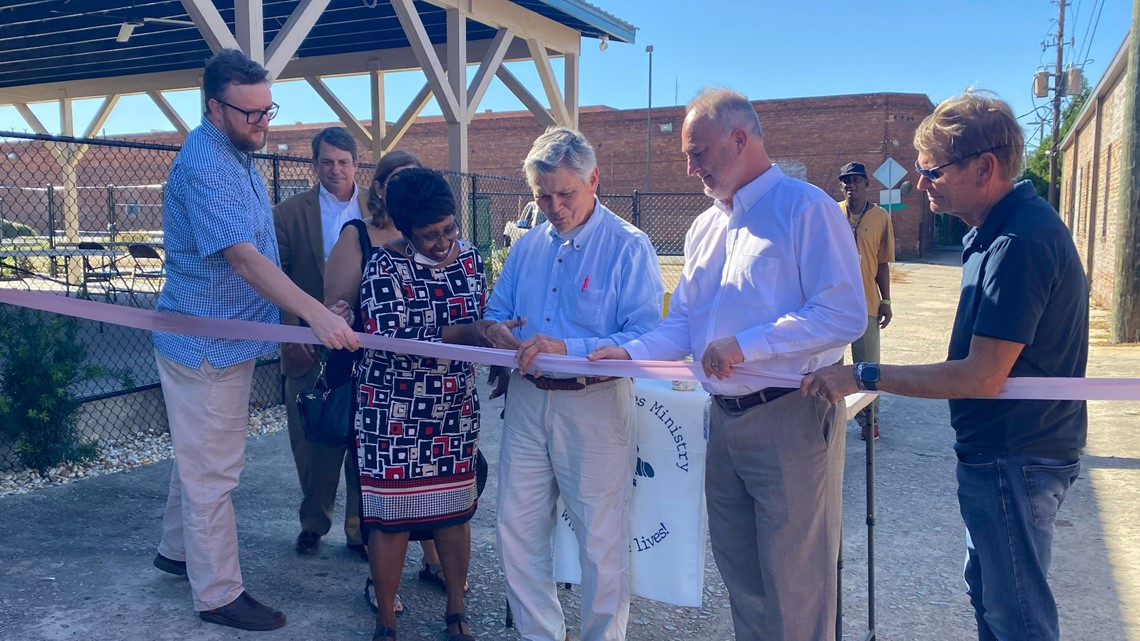 Macon's Loaves & Fishes ministry unveils new patio