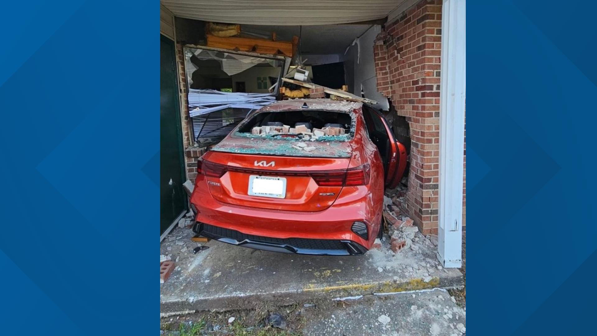 Car crashes into apartment complex in Perry | 13wmaz.com