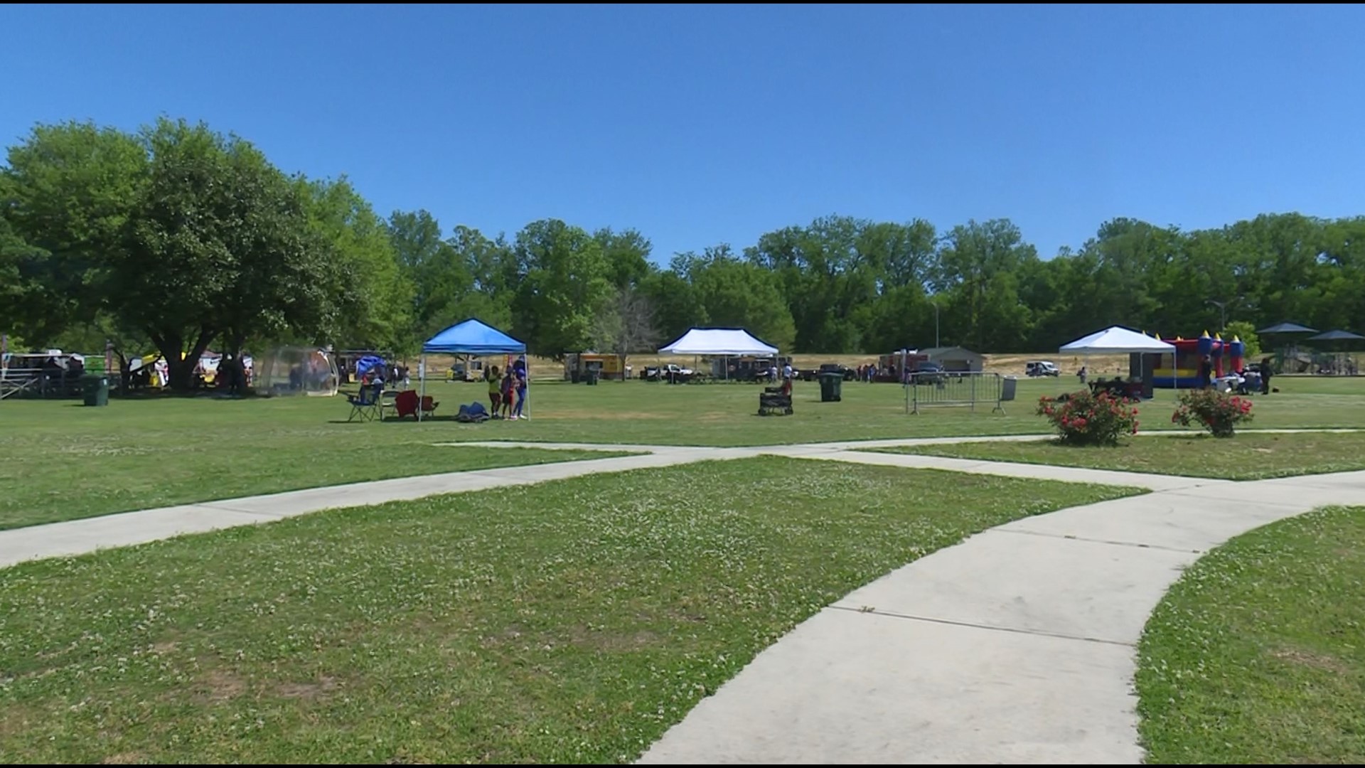 Families gathered in Carolyn Crayton park for food trucks, fun, and live music.