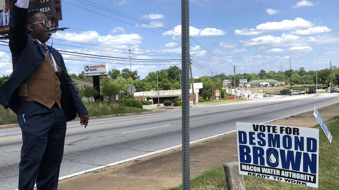 Candidate cries 'abuse of power' after campaign signs removed - Vimarsana News