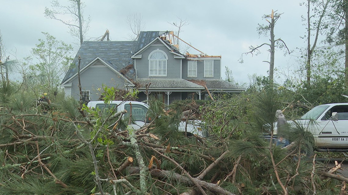 Houston County neighbors help clean up after EF-3 tornado - Vimarsana News