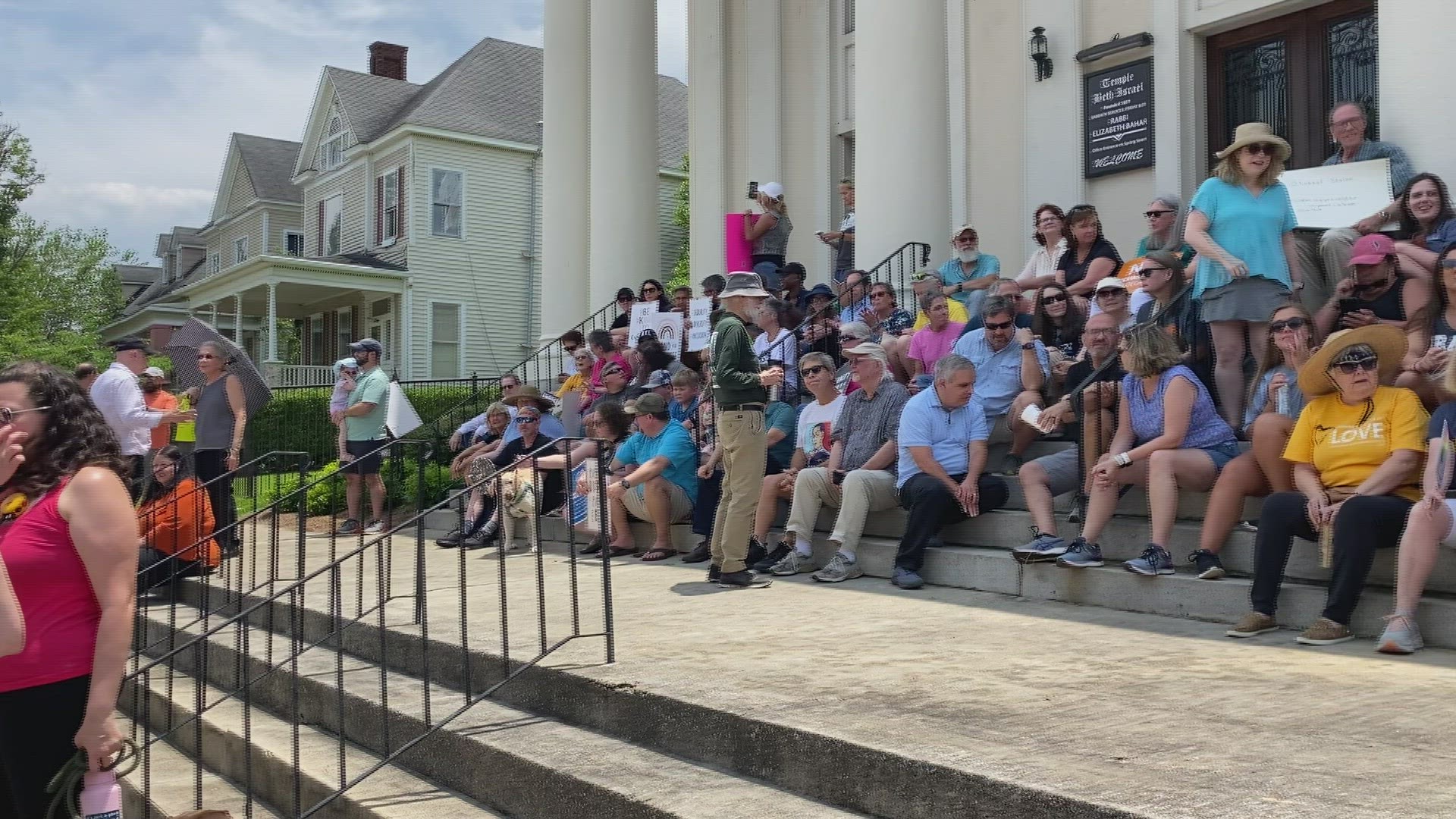 A day after an Anti-Semetic group demonstrated outside Temple Beth Israel and distributed flyers in Warner Robins, folks gathered to show support for the synagogue.