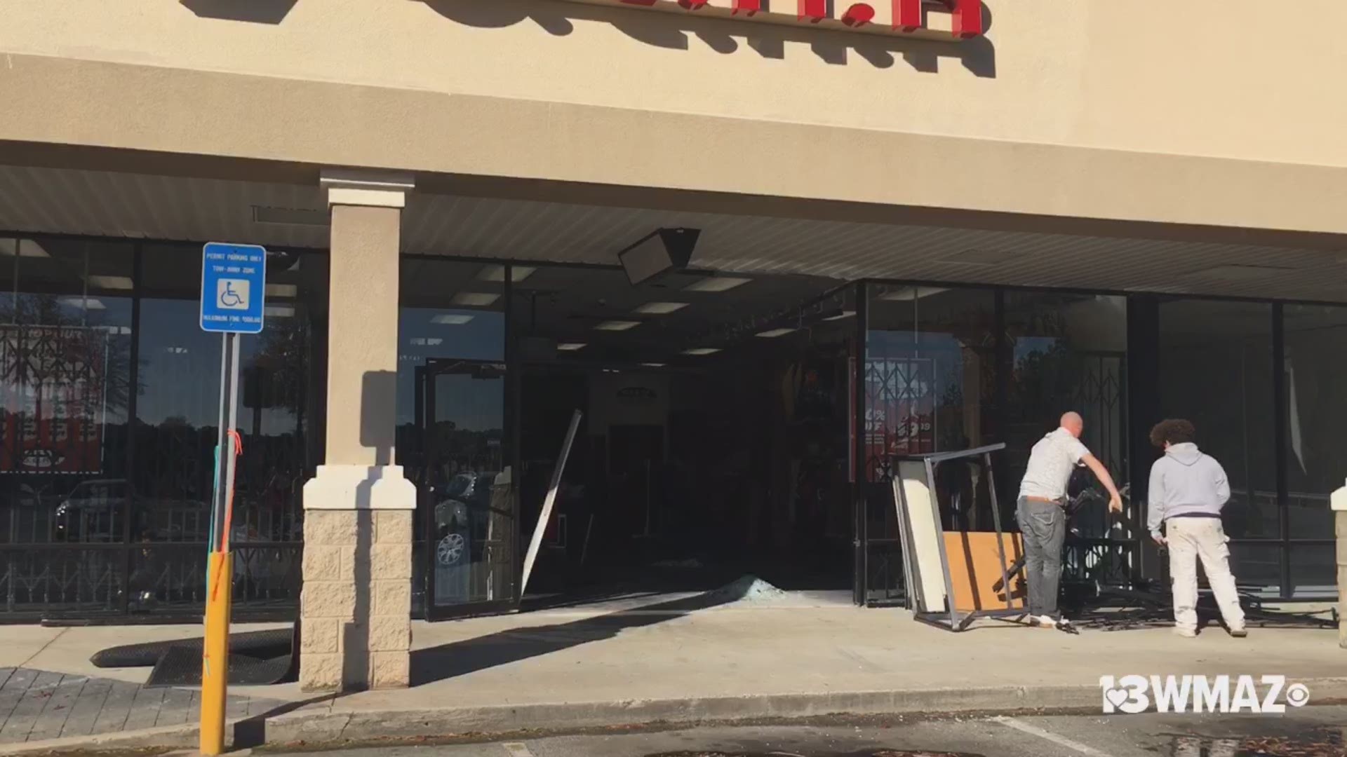 Macon Store Gets Damaged By Car 13wmaz Com