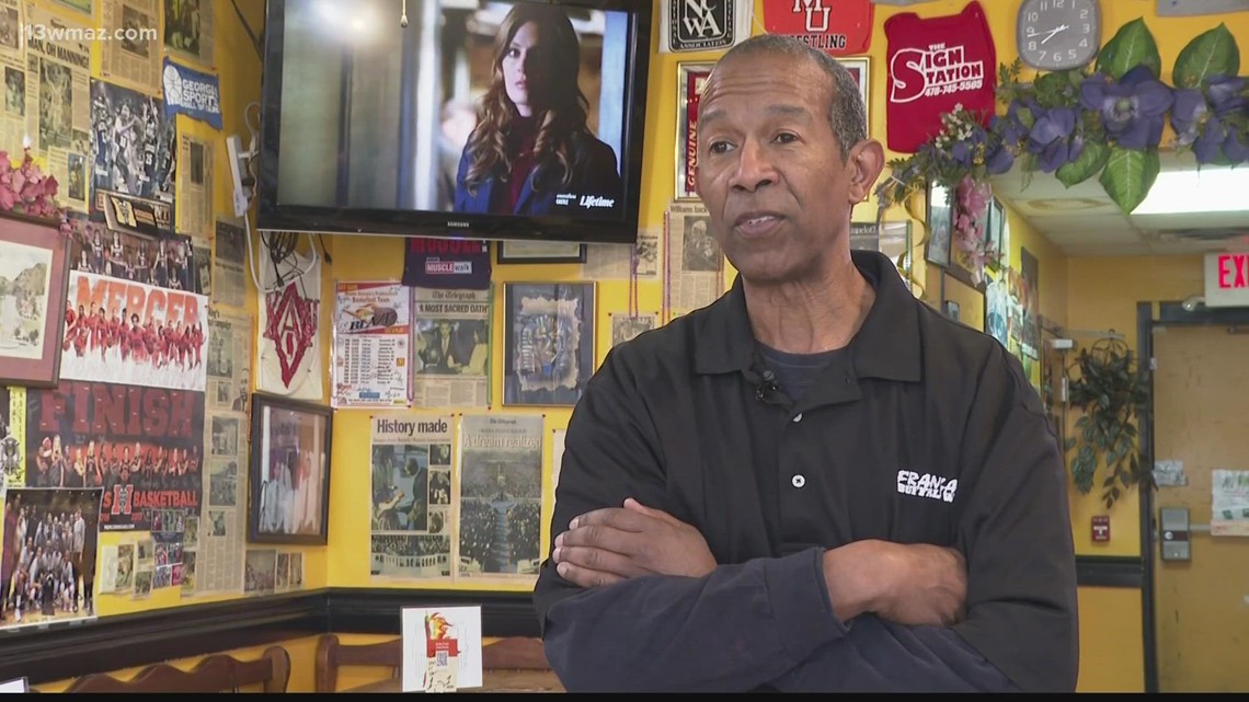 Some lawmakers look to raise the minimum wage